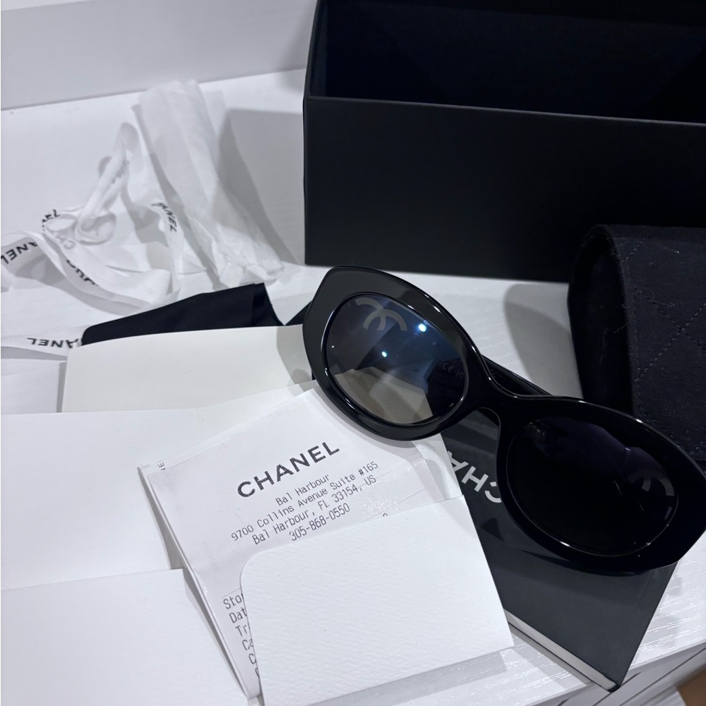 CHANEL Elegant Black Sunglasses